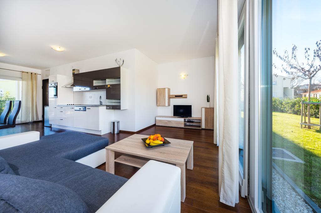 Queen Beach Apartments Nin Exterior foto